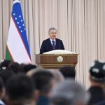 Президент Наманганда йўл, ичимлик суви, уй-жой каби ҳаётий зарур инфратузилмани ривожлантириш ҳам энг долзарб масалалардан эканини таъкидлади.